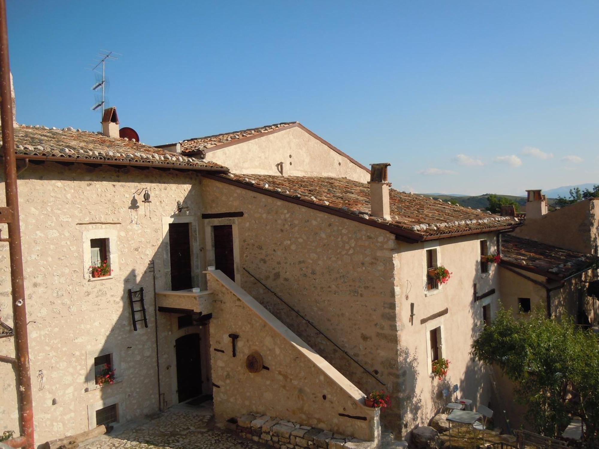 La Casa Su Le Dimore Del Borgo Santo Stefano Di Sessanio Exterior photo